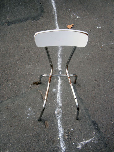 http://www.archyves.net/html/Blog/wp-content/uploads/2011/11/chaise-vide-archyves.jpg